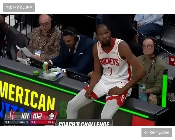 转播镜头捕捉：阿拉维斯教练因一次快速反击得手，兴奋撞倒替补席水瓶。