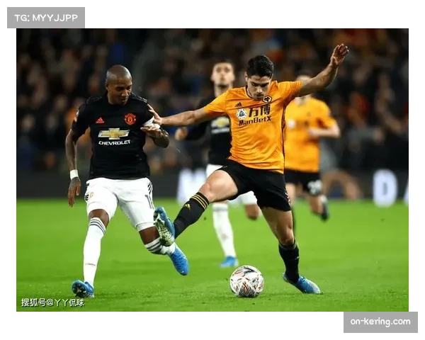 雨战中的温情，狼队球迷向客队看台抛出雨衣获掌声